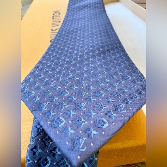 🔥LV HOLIDAY 25’🔥🆕💯LOUIS VUITTON LIMITED KNIGHT BLUE 3D-MONOGRAM MOTIF TIE🔥RARE✨ - Picture 15 of 17